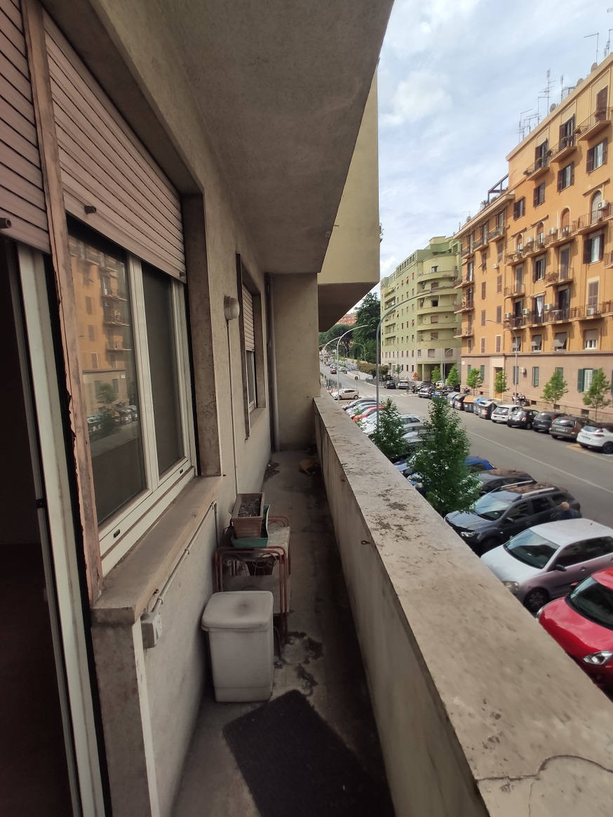 APPARTAMENTO INT.4 DI 5 VANI CON ASCENSORE + BALCONE, CANTINA. Dati catastali [N.C.E.U.]: cat. A/3, fg. 896, part. 343, sub. 40. Sup. catastale mq 91. Piena proprietà lotto libero