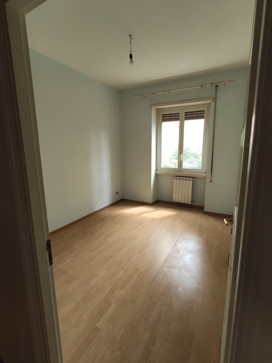 APPARTAMENTO INT.4 DI 5 VANI CON ASCENSORE + BALCONE, CANTINA. Dati catastali [N.C.E.U.]: cat. A/3, fg. 896, part. 343, sub. 40. Sup. catastale mq 91. Piena proprietà lotto libero