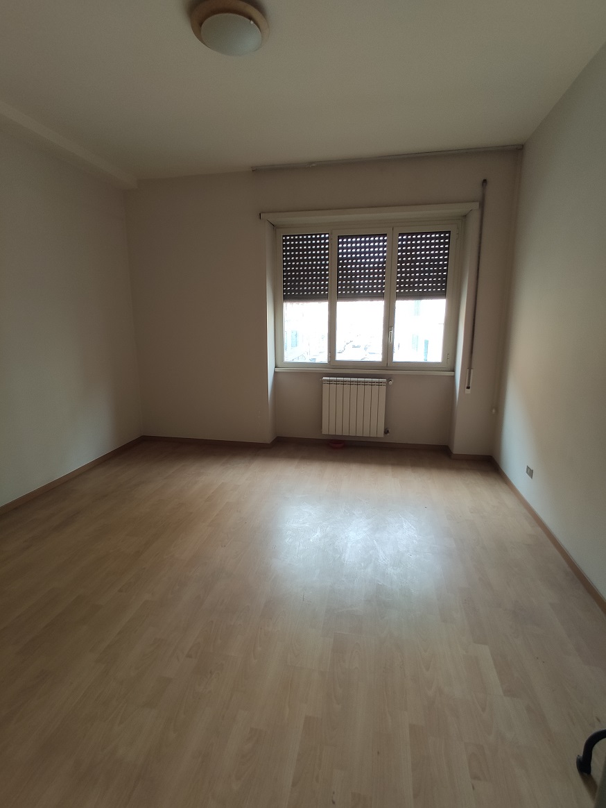 APPARTAMENTO INT.4 DI 5 VANI CON ASCENSORE + BALCONE, CANTINA. Dati catastali [N.C.E.U.]: cat. A/3, fg. 896, part. 343, sub. 40. Sup. catastale mq 91. Piena proprietà lotto libero