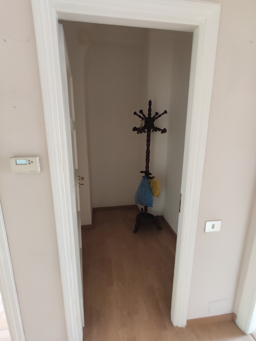 APPARTAMENTO INT.4 DI 5 VANI CON ASCENSORE + BALCONE, CANTINA. Dati catastali [N.C.E.U.]: cat. A/3, fg. 896, part. 343, sub. 40. Sup. catastale mq 91. Piena proprietà lotto libero