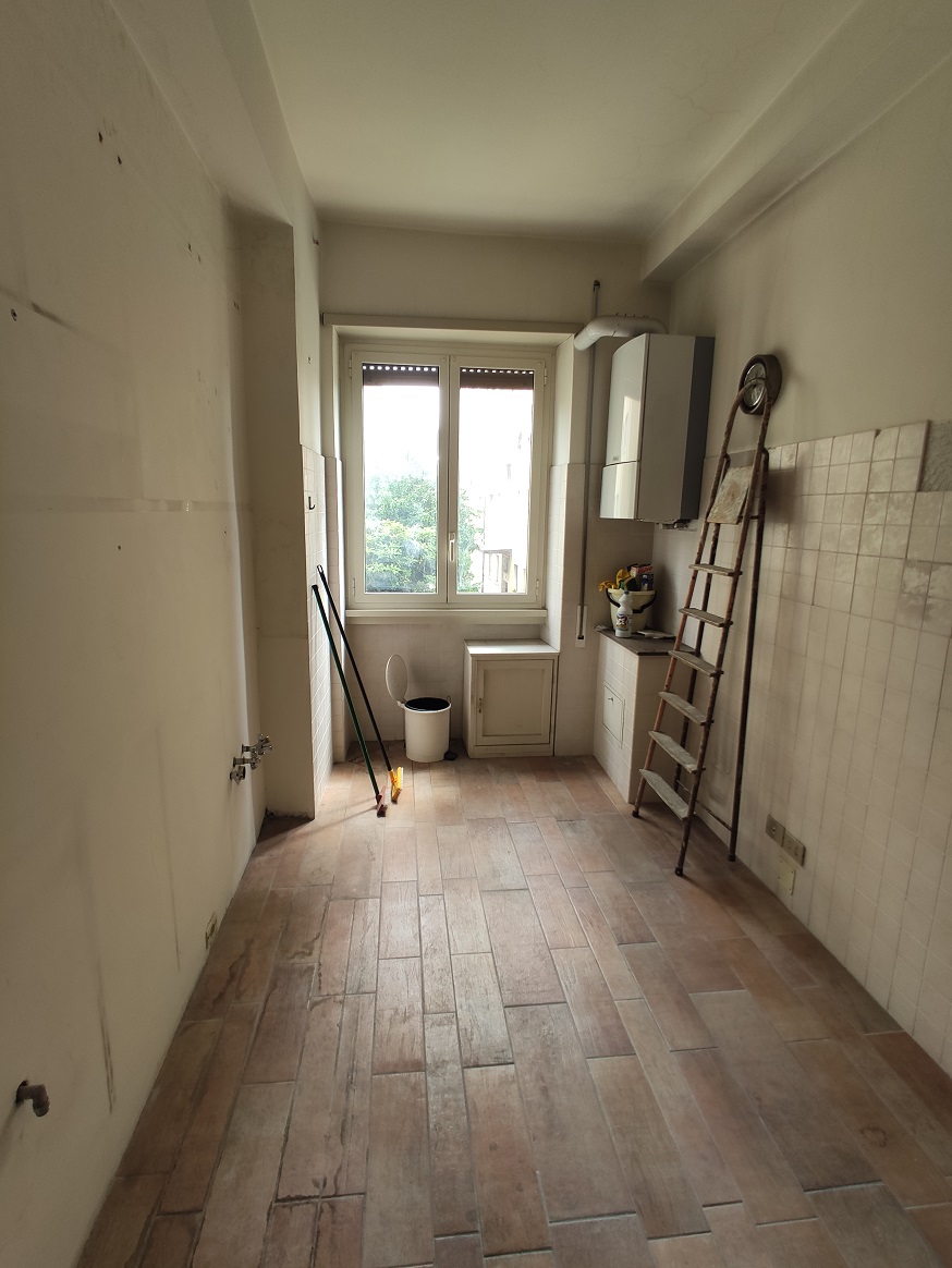 APPARTAMENTO INT.4 DI 5 VANI CON ASCENSORE + BALCONE, CANTINA. Dati catastali [N.C.E.U.]: cat. A/3, fg. 896, part. 343, sub. 40. Sup. catastale mq 91. Piena proprietà lotto libero