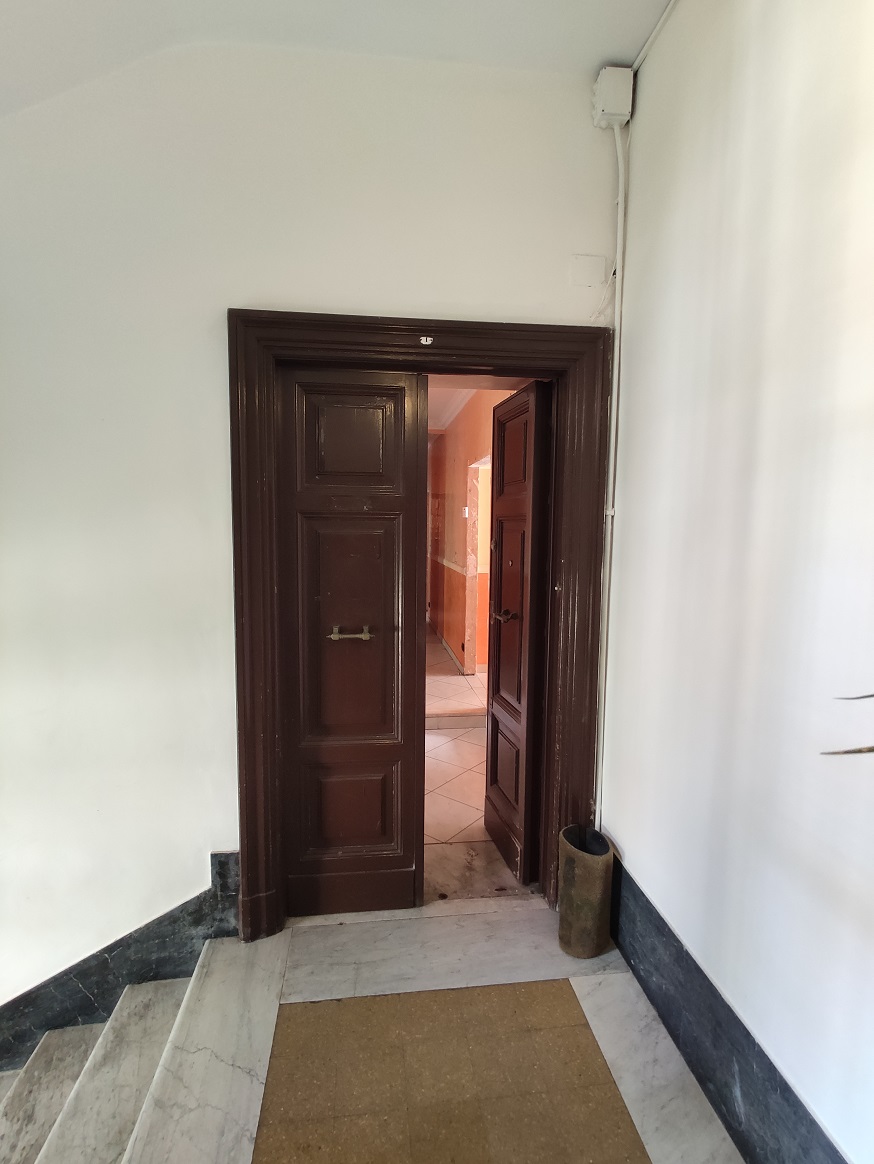 APPARTAMENTO INT.1 DI 8,5 VANI CON ASCENSORE + BALCONE. Dati catastali [N.C.E.U.]: cat. A/2, fg. 502, part. 44, sub. 526. Sup. catastale mq 127. CANTINA N.13 DI 15 MQ CATASTALI. Dati catastali [N.C.E.U.]: cat. C/2, fg. 502, part. 44, sub. 527. Piena proprietà lotto libero. Piena proprietà lotto libero
