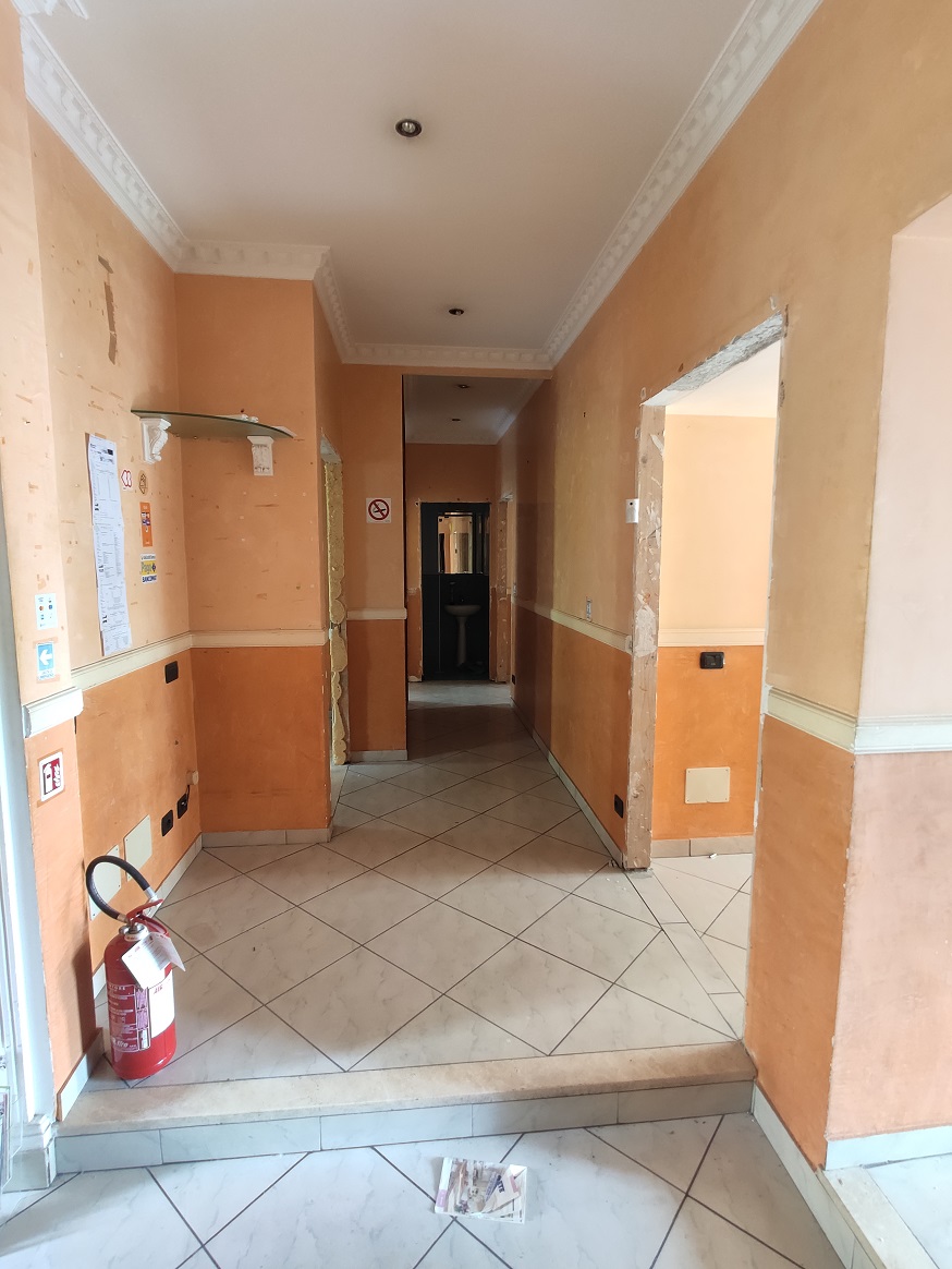 APPARTAMENTO INT.1 DI 8,5 VANI CON ASCENSORE + BALCONE. Dati catastali [N.C.E.U.]: cat. A/2, fg. 502, part. 44, sub. 526. Sup. catastale mq 127. CANTINA N.13 DI 15 MQ CATASTALI. Dati catastali [N.C.E.U.]: cat. C/2, fg. 502, part. 44, sub. 527. Piena proprietà lotto libero. Piena proprietà lotto libero