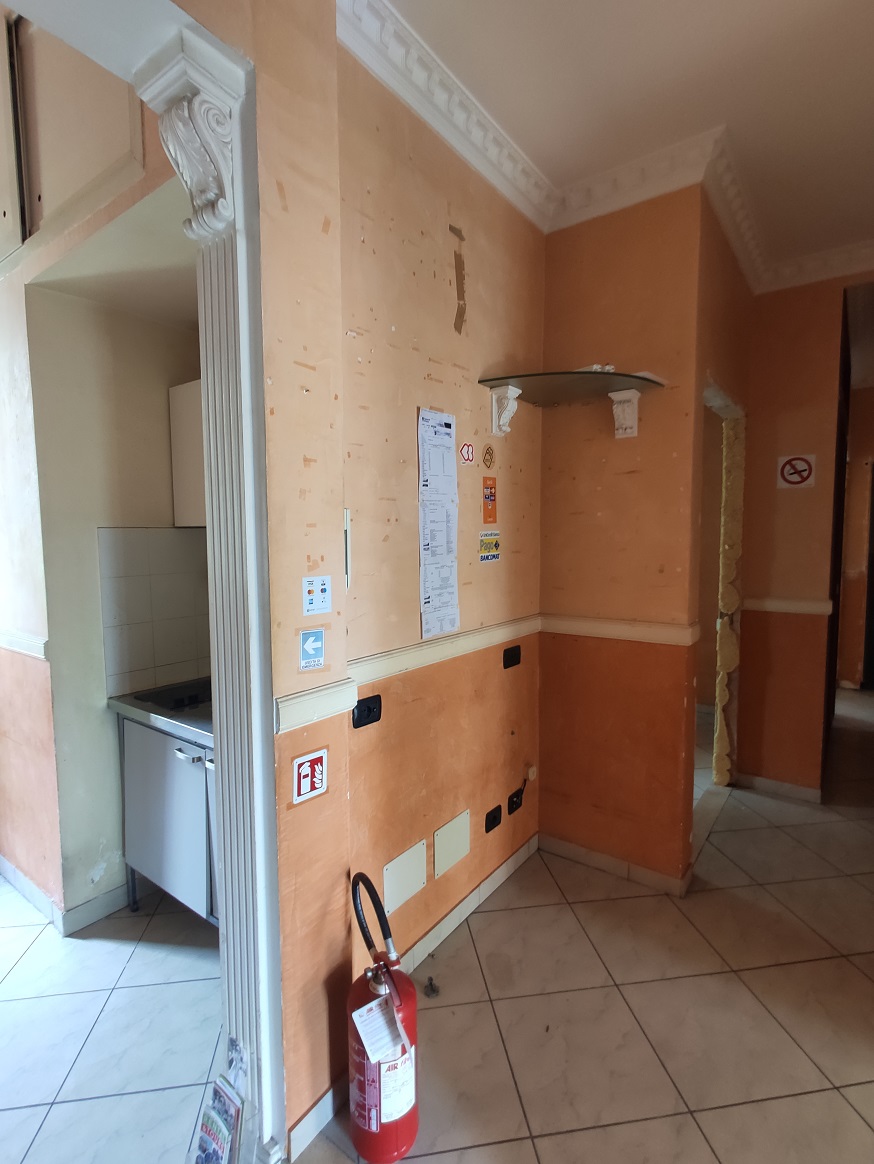 APPARTAMENTO INT.1 DI 8,5 VANI CON ASCENSORE + BALCONE. Dati catastali [N.C.E.U.]: cat. A/2, fg. 502, part. 44, sub. 526. Sup. catastale mq 127. CANTINA N.13 DI 15 MQ CATASTALI. Dati catastali [N.C.E.U.]: cat. C/2, fg. 502, part. 44, sub. 527. Piena proprietà lotto libero. Piena proprietà lotto libero