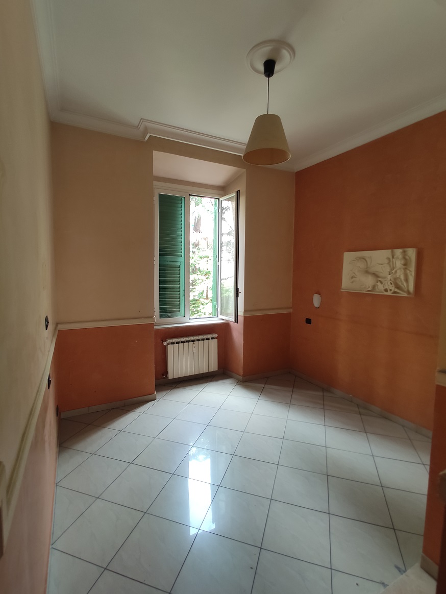 APPARTAMENTO INT.1 DI 8,5 VANI CON ASCENSORE + BALCONE. Dati catastali [N.C.E.U.]: cat. A/2, fg. 502, part. 44, sub. 526. Sup. catastale mq 127. CANTINA N.13 DI 15 MQ CATASTALI. Dati catastali [N.C.E.U.]: cat. C/2, fg. 502, part. 44, sub. 527. Piena proprietà lotto libero. Piena proprietà lotto libero