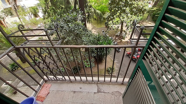 APPARTAMENTO INT.1 DI 8,5 VANI CON ASCENSORE + BALCONE. Dati catastali [N.C.E.U.]: cat. A/2, fg. 502, part. 44, sub. 526. Sup. catastale mq 127. CANTINA N.13 DI 15 MQ CATASTALI. Dati catastali [N.C.E.U.]: cat. C/2, fg. 502, part. 44, sub. 527. Piena proprietà lotto libero. Piena proprietà lotto libero