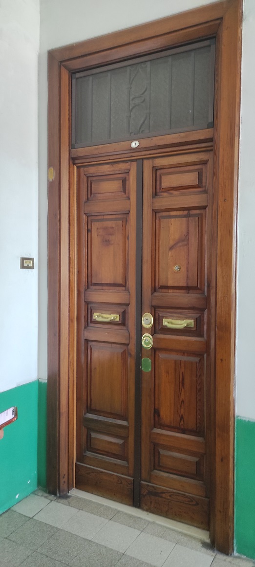 APPARTAMENTO INT.11 DI 5,5 VANI CON ASCENSORE + TERRAZZO. Dati catastali [N.C.E.U.]: cat. A/4, fg. 825, part. 16, sub. 36. Sup. catastale mq 108. Piena proprietà lotto libero