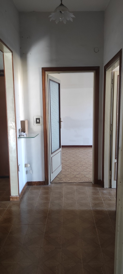 APPARTAMENTO INT.11 DI 5,5 VANI CON ASCENSORE + TERRAZZO. Dati catastali [N.C.E.U.]: cat. A/4, fg. 825, part. 16, sub. 36. Sup. catastale mq 108. Piena proprietà lotto libero