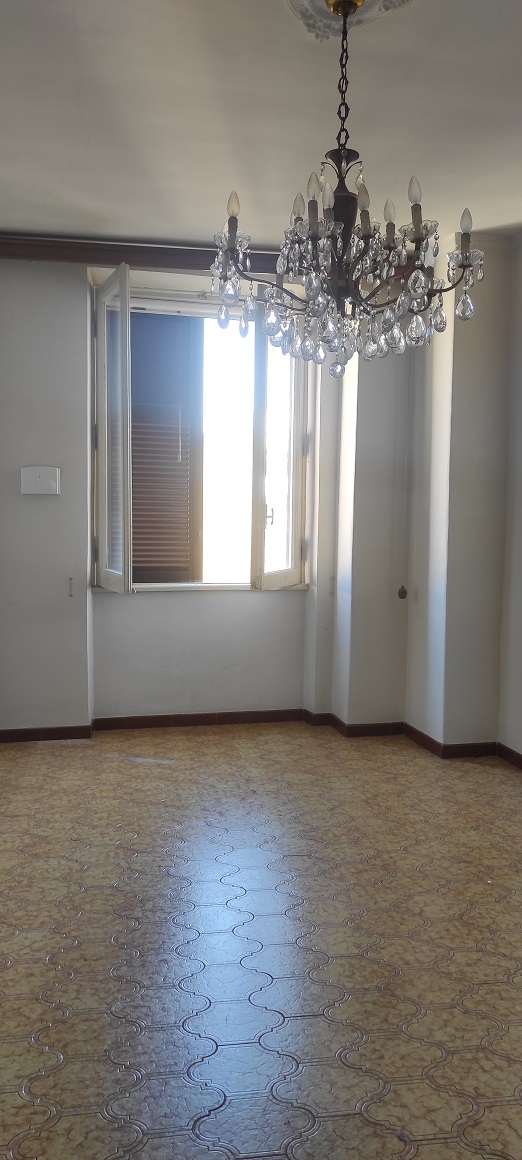 APPARTAMENTO INT.11 DI 5,5 VANI CON ASCENSORE + TERRAZZO. Dati catastali [N.C.E.U.]: cat. A/4, fg. 825, part. 16, sub. 36. Sup. catastale mq 108. Piena proprietà lotto libero