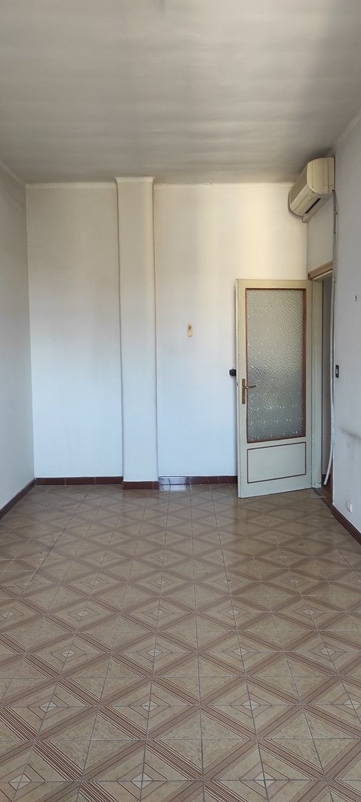 APPARTAMENTO INT.11 DI 5,5 VANI CON ASCENSORE + TERRAZZO. Dati catastali [N.C.E.U.]: cat. A/4, fg. 825, part. 16, sub. 36. Sup. catastale mq 108. Piena proprietà lotto libero