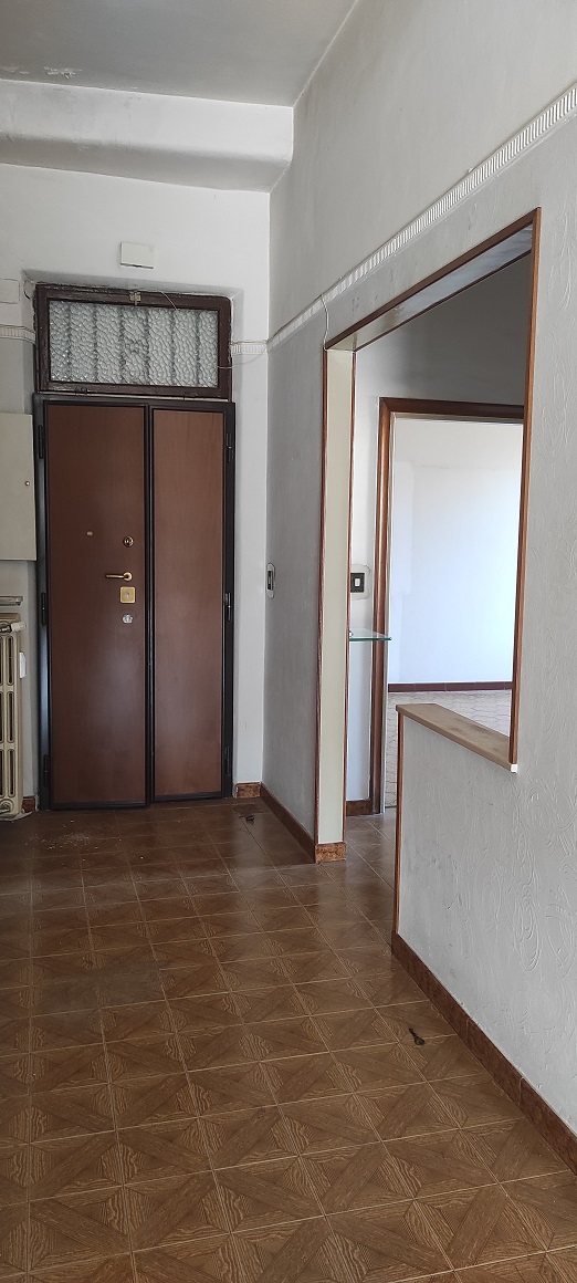 APPARTAMENTO INT.11 DI 5,5 VANI CON ASCENSORE + TERRAZZO. Dati catastali [N.C.E.U.]: cat. A/4, fg. 825, part. 16, sub. 36. Sup. catastale mq 108. Piena proprietà lotto libero