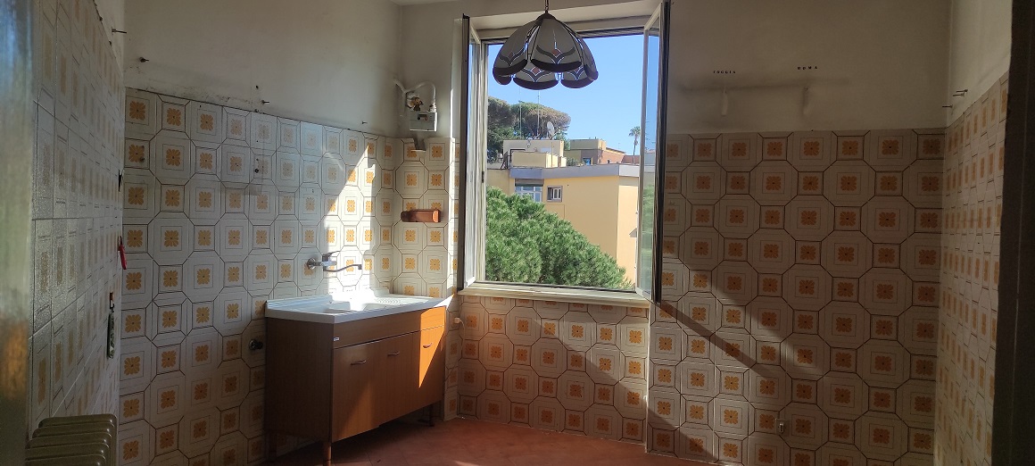 APPARTAMENTO INT.11 DI 5,5 VANI CON ASCENSORE + TERRAZZO. Dati catastali [N.C.E.U.]: cat. A/4, fg. 825, part. 16, sub. 36. Sup. catastale mq 108. Piena proprietà lotto libero