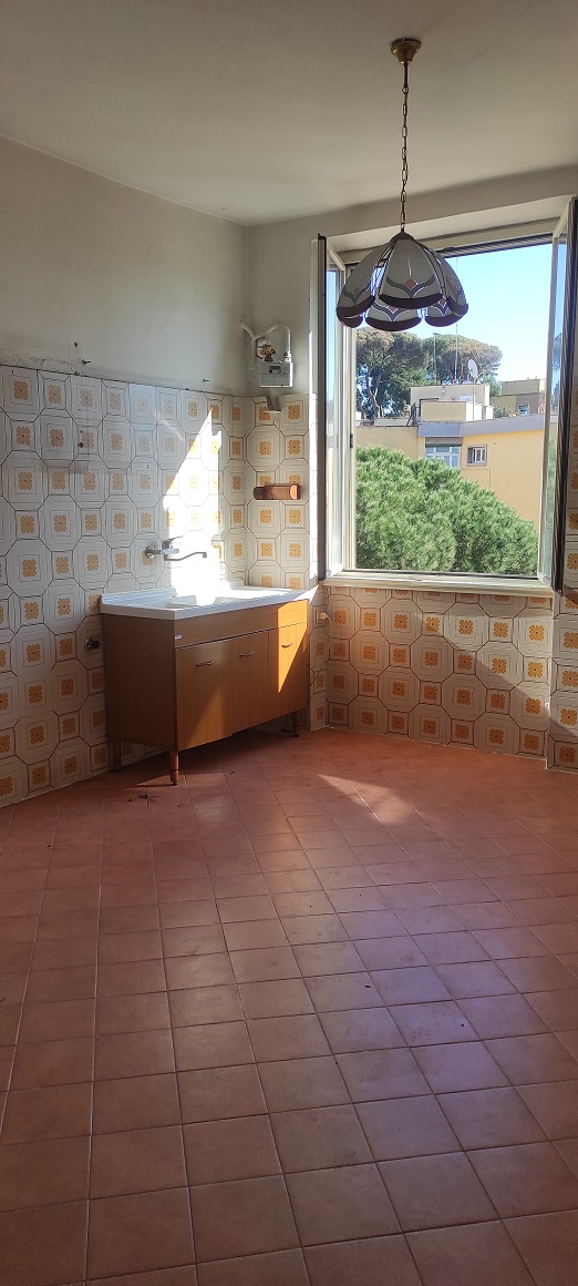 APPARTAMENTO INT.11 DI 5,5 VANI CON ASCENSORE + TERRAZZO. Dati catastali [N.C.E.U.]: cat. A/4, fg. 825, part. 16, sub. 36. Sup. catastale mq 108. Piena proprietà lotto libero
