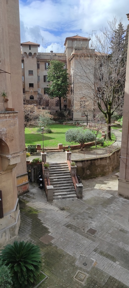 APPARTAMENTO INT.7 DI 2,5 VANI SENZA ASCENSORE. Dati catastali [N.C.E.U.]: cat. A/4, fg. 824, part. 125, sub. 5. Sup. catastale mq 54. Piena proprietà lotto libero