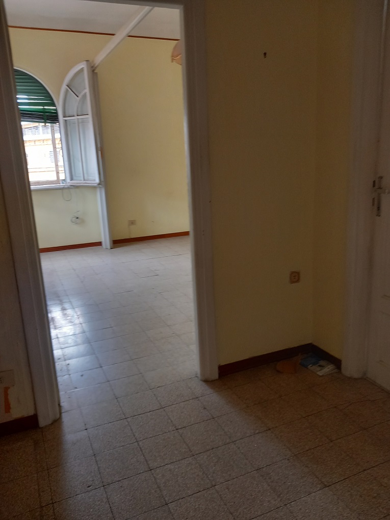 APPARTAMENTO INT.7 DI 2,5 VANI SENZA ASCENSORE. Dati catastali [N.C.E.U.]: cat. A/4, fg. 824, part. 125, sub. 5. Sup. catastale mq 54. Piena proprietà lotto libero