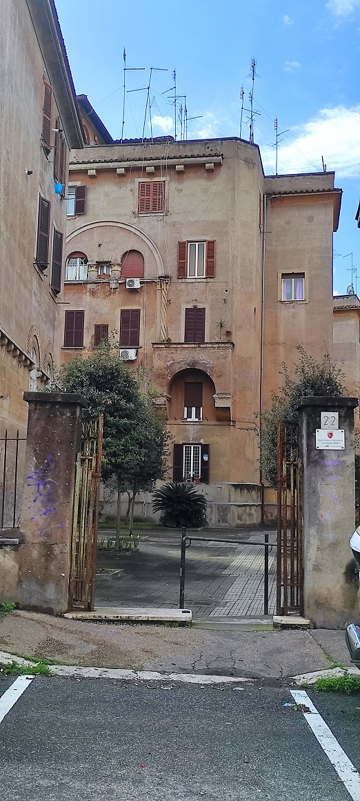 APPARTAMENTO INT.7 DI 2,5 VANI SENZA ASCENSORE. Dati catastali [N.C.E.U.]: cat. A/4, fg. 824, part. 125, sub. 5. Sup. catastale mq 54. Piena proprietà lotto libero