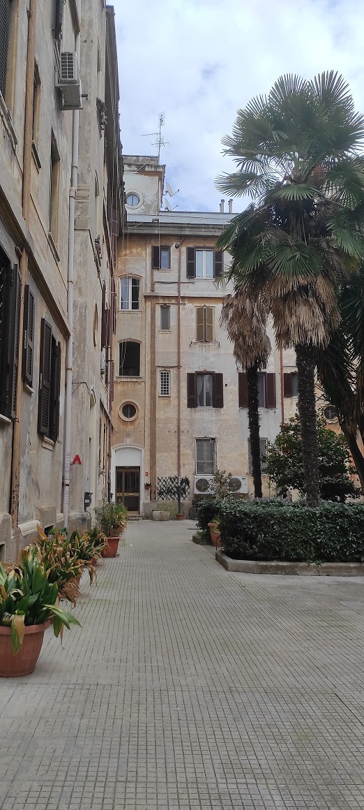 APPARTAMENTO INT.14 DI 3,5 VANI SENZA ASCENSORE. Dati catastali [N.C.E.U.]: cat. A/4, fg. 516, part. 108, sub. 29. Sup. catastale mq 60. Piena proprietà lotto libero