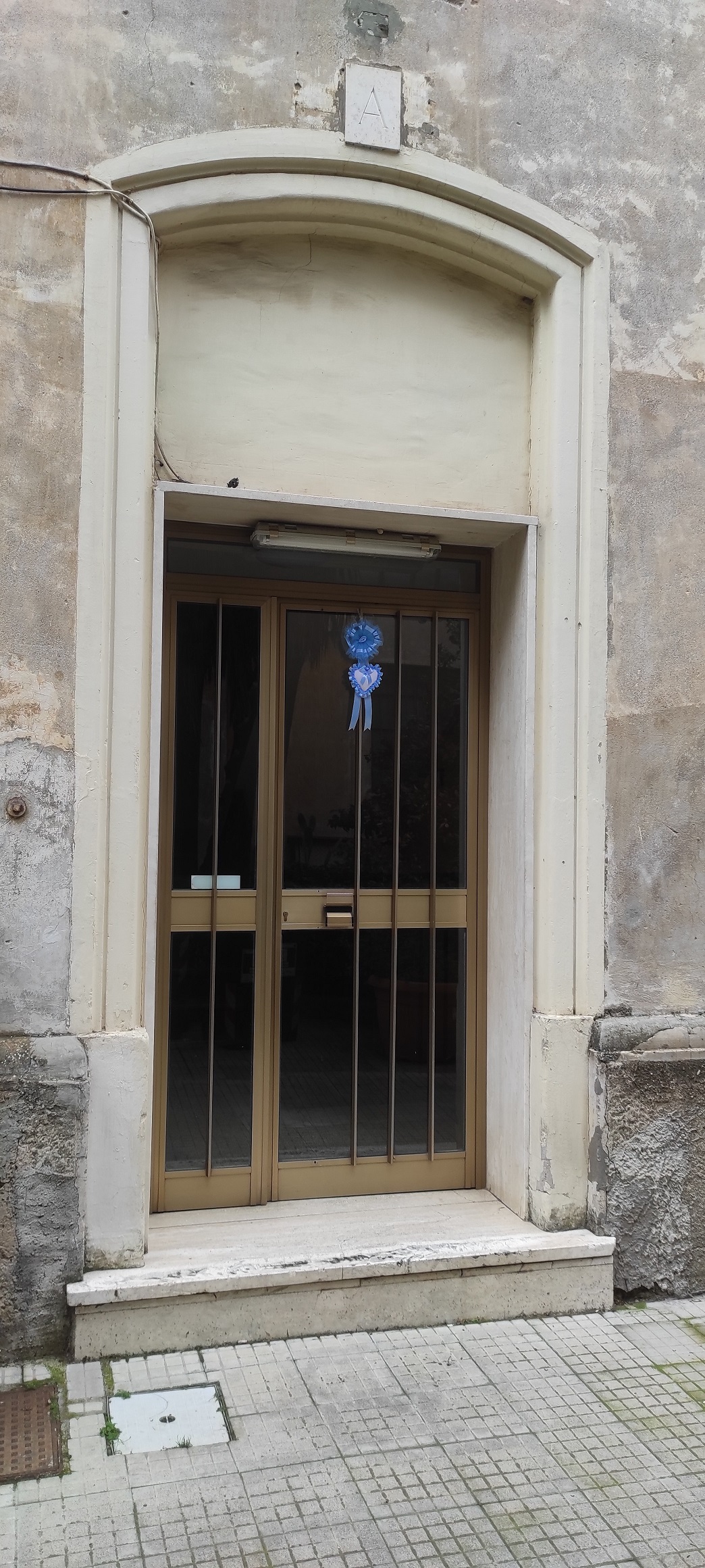 APPARTAMENTO INT.14 DI 3,5 VANI SENZA ASCENSORE. Dati catastali [N.C.E.U.]: cat. A/4, fg. 516, part. 108, sub. 29. Sup. catastale mq 60. Piena proprietà lotto libero
