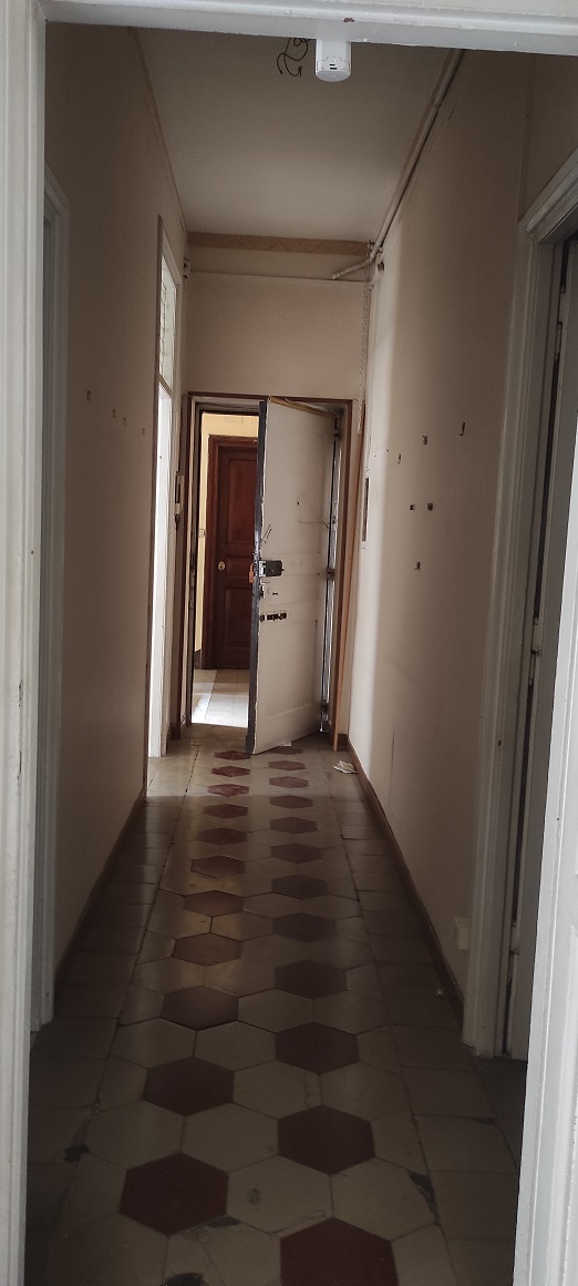 APPARTAMENTO INT.14 DI 3,5 VANI SENZA ASCENSORE. Dati catastali [N.C.E.U.]: cat. A/4, fg. 516, part. 108, sub. 29. Sup. catastale mq 60. Piena proprietà lotto libero