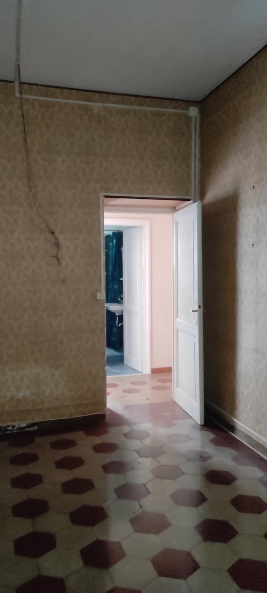 APPARTAMENTO INT.14 DI 3,5 VANI SENZA ASCENSORE. Dati catastali [N.C.E.U.]: cat. A/4, fg. 516, part. 108, sub. 29. Sup. catastale mq 60. Piena proprietà lotto libero