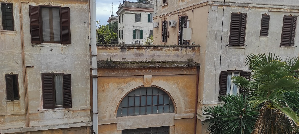 APPARTAMENTO INT.14 DI 3,5 VANI SENZA ASCENSORE. Dati catastali [N.C.E.U.]: cat. A/4, fg. 516, part. 108, sub. 29. Sup. catastale mq 60. Piena proprietà lotto libero