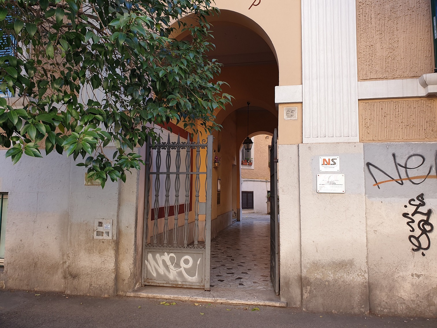 APPARTAMENTO INT.10 DI 7,5 VANI CON ASCENSORE + BALCONI, LOGGIA. Dati catastali [N.C.E.U.]: cat. A/4, fg. 893, part. 30, sub. 520. Sup. catastale mq 182. CANTINA N.10 DI 8 MQ CATASTALI. Dati catastali [N.C.E.U.]: cat. C/2, fg. 893, part. 30, sub. 531. Piena proprietà lotto libero