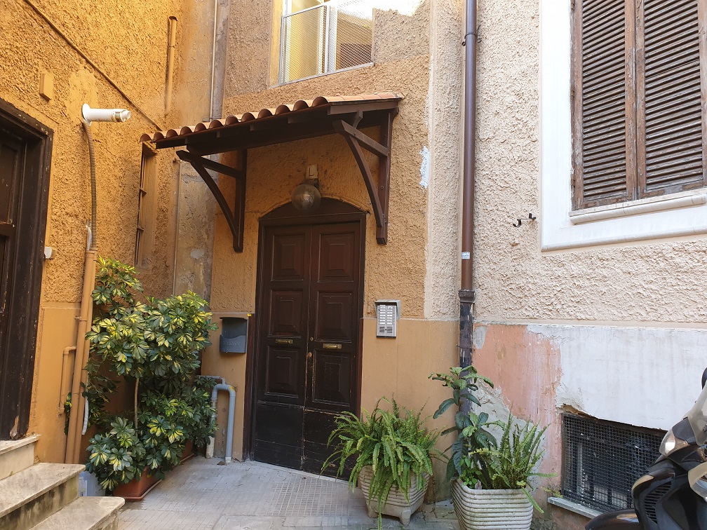 APPARTAMENTO INT.10 DI 7,5 VANI CON ASCENSORE + BALCONI, LOGGIA. Dati catastali [N.C.E.U.]: cat. A/4, fg. 893, part. 30, sub. 520. Sup. catastale mq 182. CANTINA N.10 DI 8 MQ CATASTALI. Dati catastali [N.C.E.U.]: cat. C/2, fg. 893, part. 30, sub. 531. Piena proprietà lotto libero