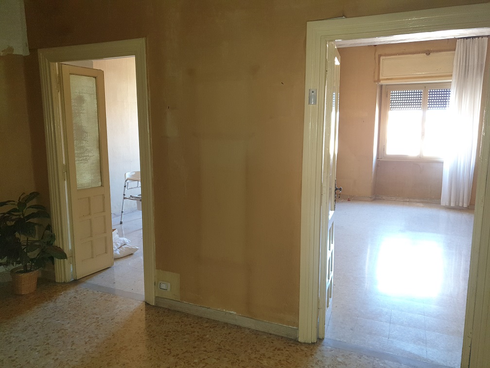 APPARTAMENTO INT.10 DI 7,5 VANI CON ASCENSORE + BALCONI, LOGGIA. Dati catastali [N.C.E.U.]: cat. A/4, fg. 893, part. 30, sub. 520. Sup. catastale mq 182. CANTINA N.10 DI 8 MQ CATASTALI. Dati catastali [N.C.E.U.]: cat. C/2, fg. 893, part. 30, sub. 531. Piena proprietà lotto libero