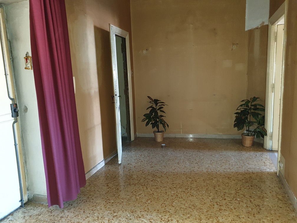 APPARTAMENTO INT.10 DI 7,5 VANI CON ASCENSORE + BALCONI, LOGGIA. Dati catastali [N.C.E.U.]: cat. A/4, fg. 893, part. 30, sub. 520. Sup. catastale mq 182. CANTINA N.10 DI 8 MQ CATASTALI. Dati catastali [N.C.E.U.]: cat. C/2, fg. 893, part. 30, sub. 531. Piena proprietà lotto libero