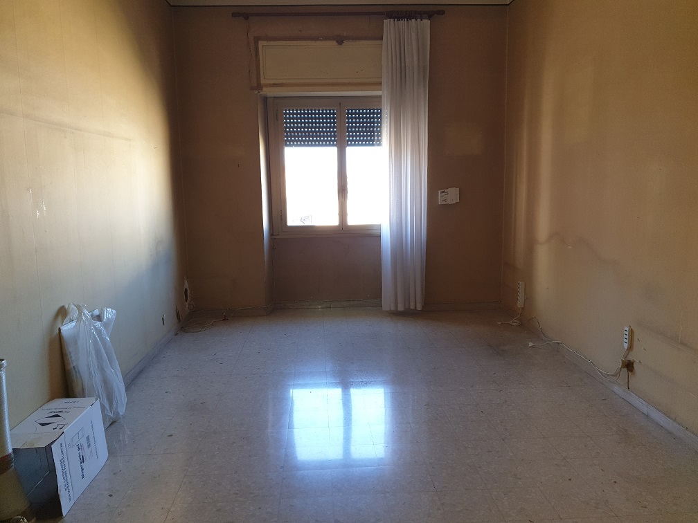 APPARTAMENTO INT.10 DI 7,5 VANI CON ASCENSORE + BALCONI, LOGGIA. Dati catastali [N.C.E.U.]: cat. A/4, fg. 893, part. 30, sub. 520. Sup. catastale mq 182. CANTINA N.10 DI 8 MQ CATASTALI. Dati catastali [N.C.E.U.]: cat. C/2, fg. 893, part. 30, sub. 531. Piena proprietà lotto libero