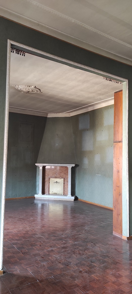 APPARTAMENTO INT.10 DI 7,5 VANI CON ASCENSORE + BALCONI, LOGGIA. Dati catastali [N.C.E.U.]: cat. A/4, fg. 893, part. 30, sub. 520. Sup. catastale mq 182. CANTINA N.10 DI 8 MQ CATASTALI. Dati catastali [N.C.E.U.]: cat. C/2, fg. 893, part. 30, sub. 531. Piena proprietà lotto libero