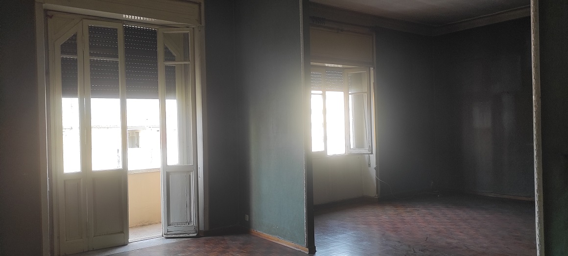 APPARTAMENTO INT.10 DI 7,5 VANI CON ASCENSORE + BALCONI, LOGGIA. Dati catastali [N.C.E.U.]: cat. A/4, fg. 893, part. 30, sub. 520. Sup. catastale mq 182. CANTINA N.10 DI 8 MQ CATASTALI. Dati catastali [N.C.E.U.]: cat. C/2, fg. 893, part. 30, sub. 531. Piena proprietà lotto libero