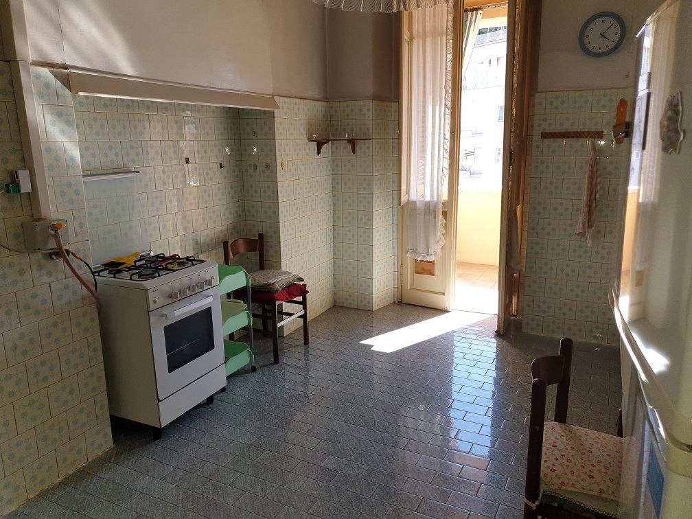 APPARTAMENTO INT.10 DI 7,5 VANI CON ASCENSORE + BALCONI, LOGGIA. Dati catastali [N.C.E.U.]: cat. A/4, fg. 893, part. 30, sub. 520. Sup. catastale mq 182. CANTINA N.10 DI 8 MQ CATASTALI. Dati catastali [N.C.E.U.]: cat. C/2, fg. 893, part. 30, sub. 531. Piena proprietà lotto libero