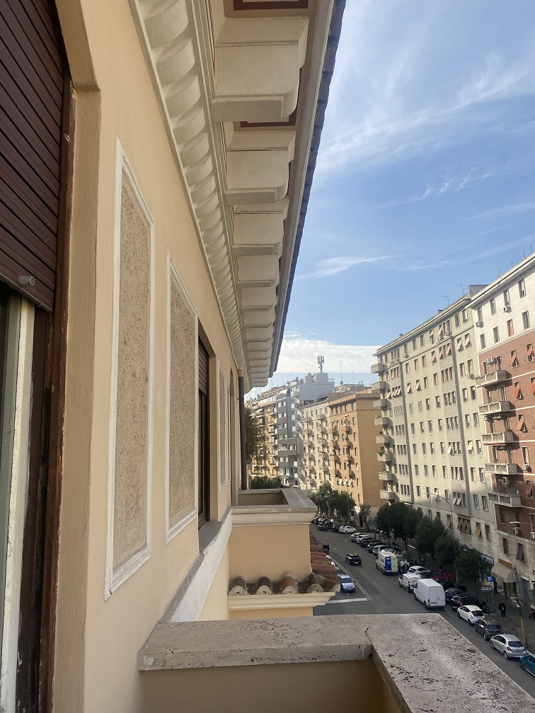 APPARTAMENTO INT.10 DI 7,5 VANI CON ASCENSORE + BALCONI, LOGGIA. Dati catastali [N.C.E.U.]: cat. A/4, fg. 893, part. 30, sub. 520. Sup. catastale mq 182. CANTINA N.10 DI 8 MQ CATASTALI. Dati catastali [N.C.E.U.]: cat. C/2, fg. 893, part. 30, sub. 531. Piena proprietà lotto libero