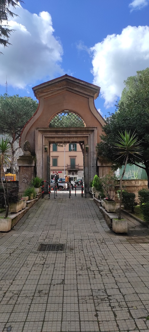 APPARTAMENTO INT.13 DI 4 VANI CON ASCENSORE + TERRAZZO. Dati catastali [N.C.E.U.]: cat. A/4, fg. 898, part. 117, sub. 25. Sup. catastale mq 70. Piena proprietà lotto libero