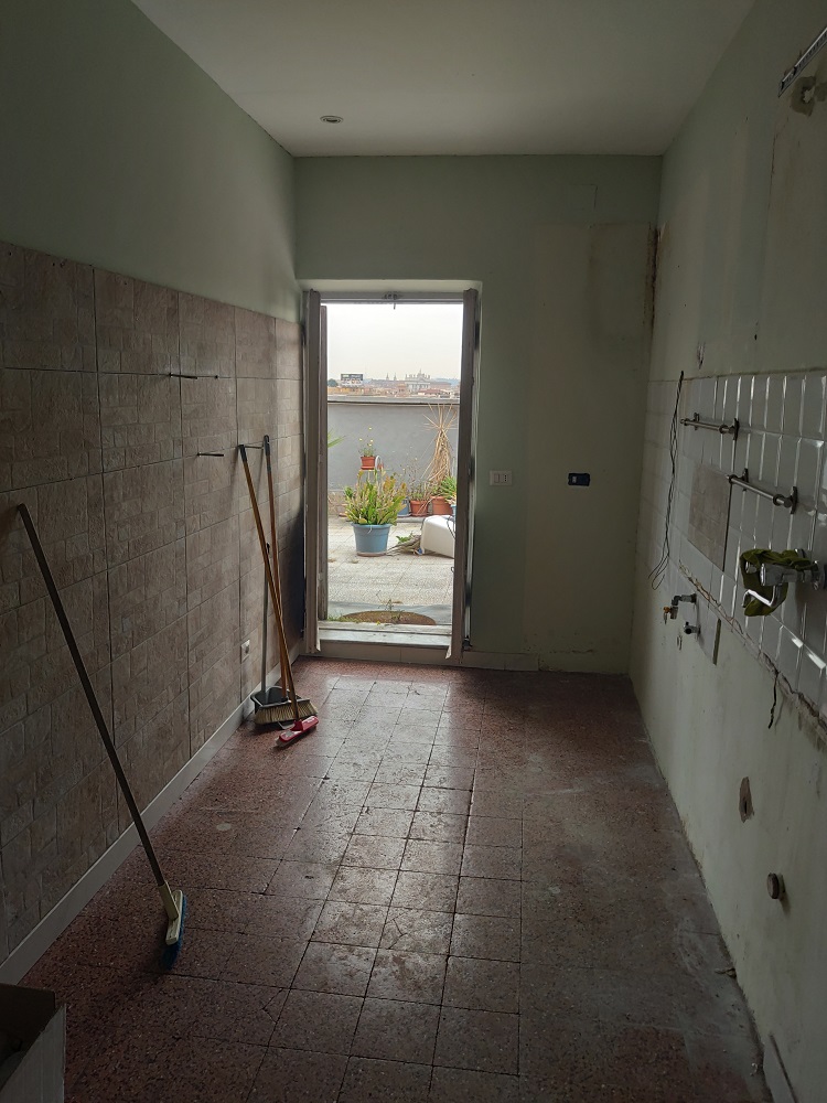 APPARTAMENTO INT.13 DI 4 VANI CON ASCENSORE + TERRAZZO. Dati catastali [N.C.E.U.]: cat. A/4, fg. 898, part. 117, sub. 25. Sup. catastale mq 70. Piena proprietà lotto libero