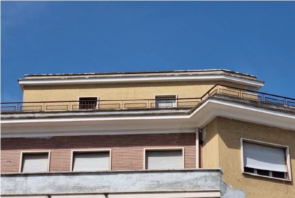 Immobile composito: porzione di fabbricato destinato ad ufficio pubblico; appartamento; appartamento; appartamento; lastrico solare lato via Garibaldi; lastrico solare lato via Petitti. Identificativi Catastali [N.C.E.U.]: unità Principale cat. B/4 foglio 119 part. 28 sub 16 ; unità Residenziale cat. A/2 foglio 119 part. 28 sub 2; unità Residenziale cat. A/2 foglio 119 part. 28 sub 3; unità Residenziale cat. A/2 foglio 119 part. 28 sub 29; unità Residenziale cat. F/5 foglio 119 part. 28 sub 30; unità Residenziale cat. F/5 foglio 119 part. 28 sub 31. Sup. mq catastali 1225, mq catastali 105, mq catastali 155, mq catastali 30, mq 250, mq 380.