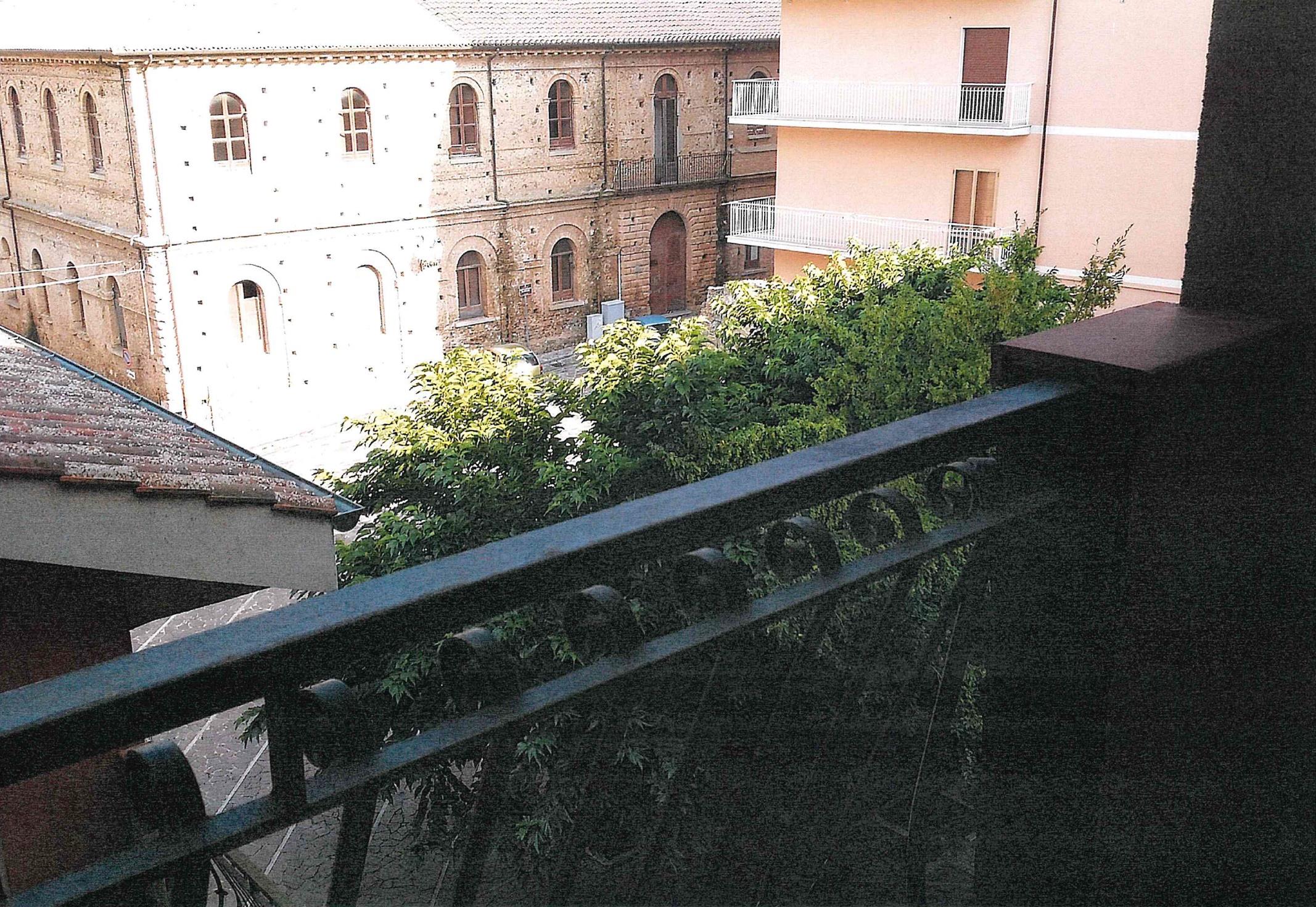 Unità immobiliare destinata ad ufficio pubblico composta da atrio, ingresso esclusivo, guardiola, locale archivi, locale centrale termica ed elettrica, un servizio, vano scala e ascensore di proprietà esclusiva. Identificativi Catastali [N.C.E.U.] Unità Principale cat. B/4 foglio 33 part. 1025 sub 47. Sup. mq lordi 1159.