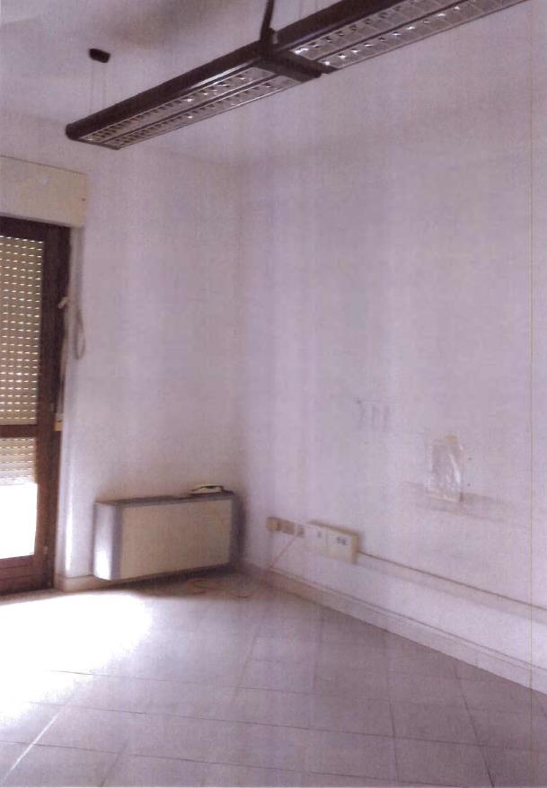 Unità immobiliare destinata ad ufficio pubblico composta da atrio, ingresso esclusivo, guardiola, locale archivi, locale centrale termica ed elettrica, un servizio, vano scala e ascensore di proprietà esclusiva. Identificativi Catastali [N.C.E.U.] Unità Principale cat. B/4 foglio 33 part. 1025 sub 47. Sup. mq lordi 1159.