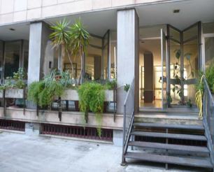 Appartamento al piano primo composto da ingresso, disimpegno, soggiorno, cucina, due camere, due bagni, un ripostiglio e due balconi. Identificativi Catastali [N.C.E.U.] Unità Residenziale cat. A/2 foglio 140 part. 88 sub 11. Sup. mq catastali 120
