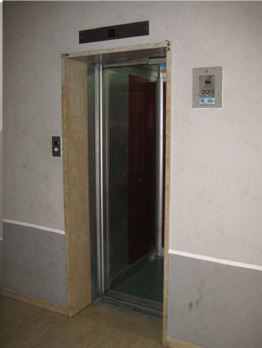 Appartamento al piano primo composto da ingresso, disimpegno, soggiorno, cucina, due camere, due bagni, un ripostiglio e due balconi. Identificativi Catastali [N.C.E.U.] Unità Residenziale cat. A/2 foglio 140 part. 88 sub 11. Sup. mq catastali 120