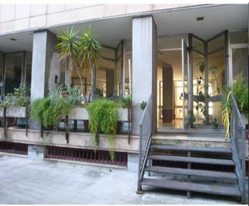 Appartamento al piano quinto composto da ingresso, disimpegno, soggiorno, cucina, due camere, due bagni, un ripostiglio e due balconi. Identificativi Catastali [N.C.E.U.] Unità Residenziale cat. A/2 foglio 140 part. 88 sub 23. Sup. mq catastali 121