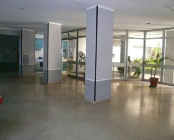 Appartamento al piano quinto composto da ingresso, disimpegno, soggiorno, cucina, due camere, due bagni, un ripostiglio e due balconi. Identificativi Catastali [N.C.E.U.] Unità Residenziale cat. A/2 foglio 140 part. 88 sub 23. Sup. mq catastali 121