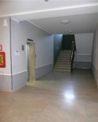 Appartamento al piano quinto composto da ingresso, disimpegno, soggiorno, cucina, due camere, due bagni, un ripostiglio e due balconi. Identificativi Catastali [N.C.E.U.] Unità Residenziale cat. A/2 foglio 140 part. 88 sub 23. Sup. mq catastali 121