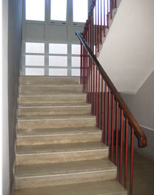 Appartamento al piano quinto composto da ingresso, disimpegno, soggiorno, cucina, due camere, due bagni, un ripostiglio e due balconi. Identificativi Catastali [N.C.E.U.] Unità Residenziale cat. A/2 foglio 140 part. 88 sub 23. Sup. mq catastali 121