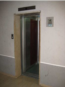 Appartamento al piano settimo composto da ingresso, disimpegno, soggiorno, cucina, due camere, due bagni, un ripostiglio e due balconi. Identificativi Catastali [N.C.E.U.] Unità Residenziale cat. A/2 foglio 140 part. 88 sub 29. Sup. mq catastali 121