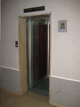 Appartamento al piano sesto composto da due camere, cucina, un bagno, ingresso, disimpegno, e due balconi. Identificativi Catastali [N.C.E.U.] Unità Residenziale cat. A/2 foglio 140 part. 88 sub 45. Sup. mq catastali 80