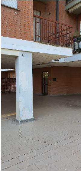Appartamento composto da ingresso-salone, corridoio, tre vani, cucina abitabile, ripostiglio, due bagni e tre balconi. Catastalmente non conforme per modifiche interne + Box auto piano S1. Identificativi Catastali [N.C.E.U.] Unità Residenziale cat. A/2 foglio 144 part. 780 sub 11, Unità Secondaria cat. C/6 foglio 144 part. 780 sub 21. Sup. mq catastali 124, mq catastali 33