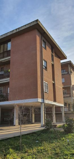 Appartamento composto da ingresso-salone, corridoio, tre vani, cucina abitabile, ripostiglio, due bagni e tre balconi. Catastalmente non conforme per modifiche interne + Box auto piano S1. Identificativi Catastali [N.C.E.U.] Unità Residenziale cat. A/2 foglio 144 part. 780 sub 11, Unità Secondaria cat. C/6 foglio 144 part. 780 sub 21. Sup. mq catastali 124, mq catastali 33