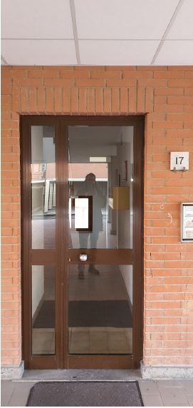 Appartamento composto da ingresso-salone, corridoio, tre vani, cucina abitabile, ripostiglio, due bagni e tre balconi. Catastalmente non conforme per modifiche interne + Box auto piano S1. Identificativi Catastali [N.C.E.U.] Unità Residenziale cat. A/2 foglio 144 part. 780 sub 11, Unità Secondaria cat. C/6 foglio 144 part. 780 sub 21. Sup. mq catastali 124, mq catastali 33